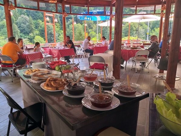 Desayuno bufé gratuito y diario
