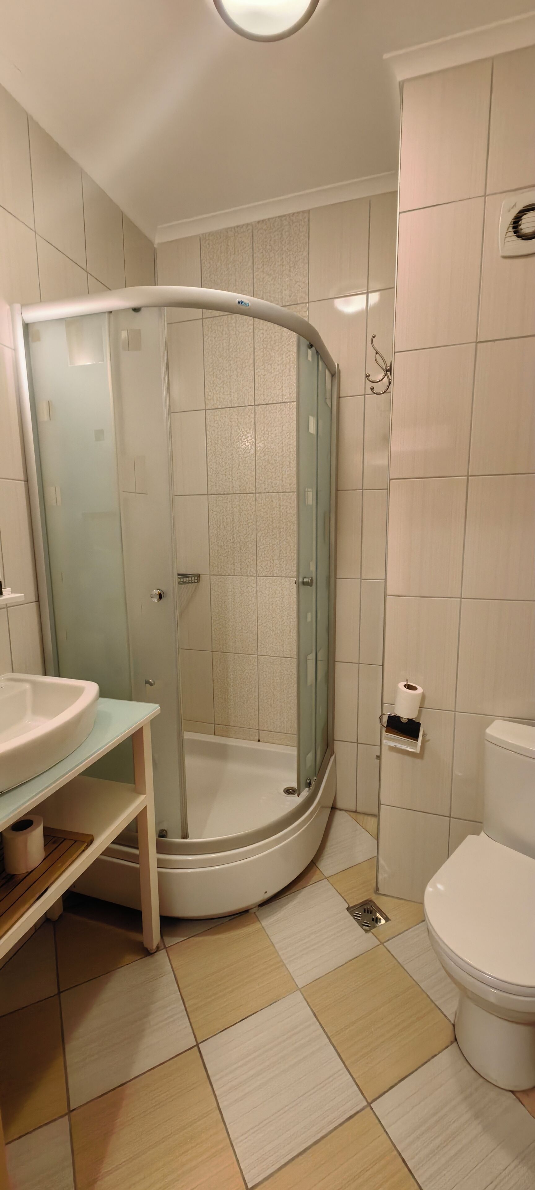 standard triple room | bathroom | shower, rainfall showerhead, free toiletries, hair dryer