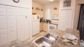 Coffee/tea maker, microwave - Terje's Fiesta Key Townhouse 4 Bedroom IPG Florida (Kissimmee)