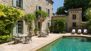 Hồ bơi ngoài trời