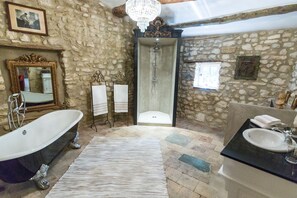Suite (Divine Marquise) | Baño | Secador de pelo, albornoces y toallas