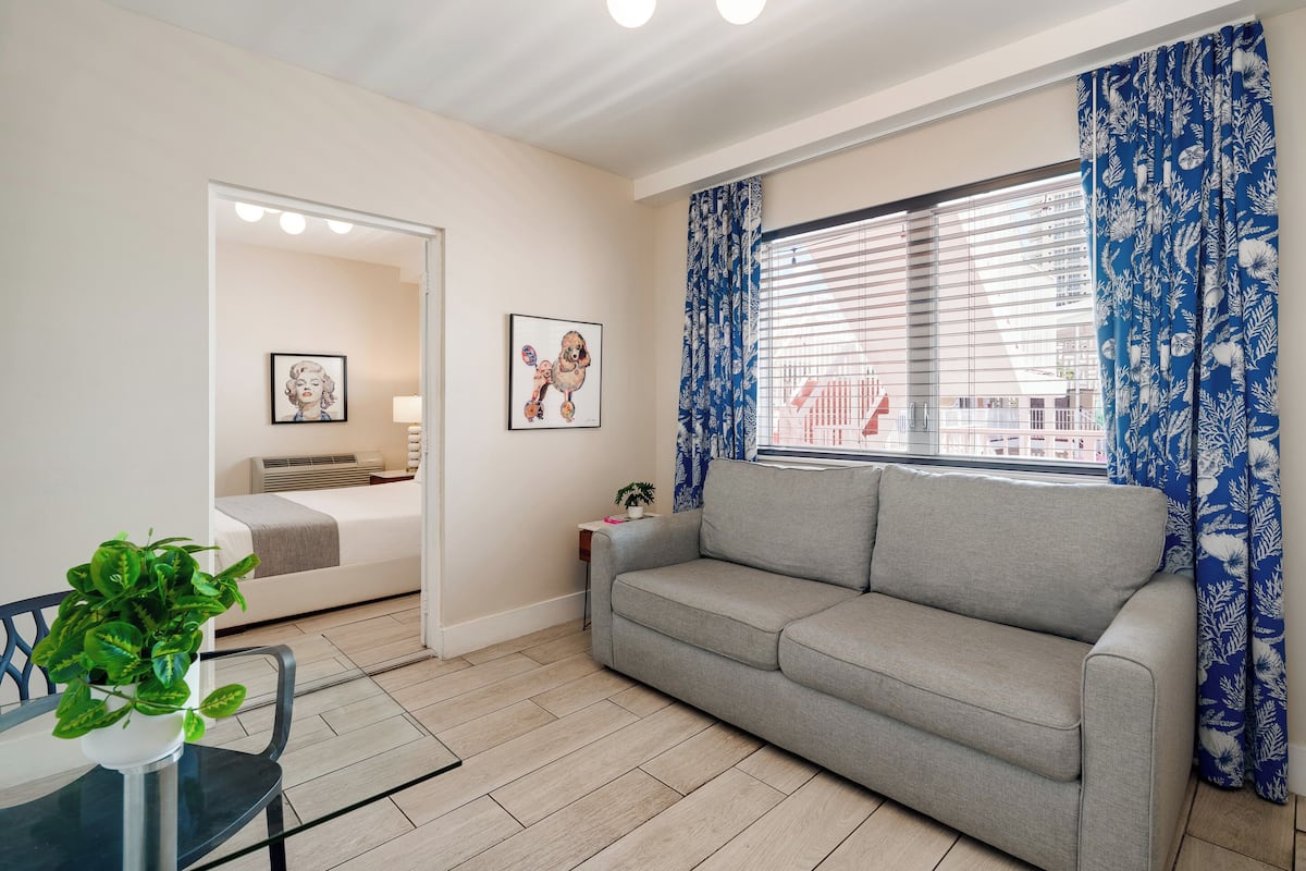 Suite, 1 soverom | Oppholdsområde | En 42-tommers Flatskjerm-TV med kabel-kanaler samt TV