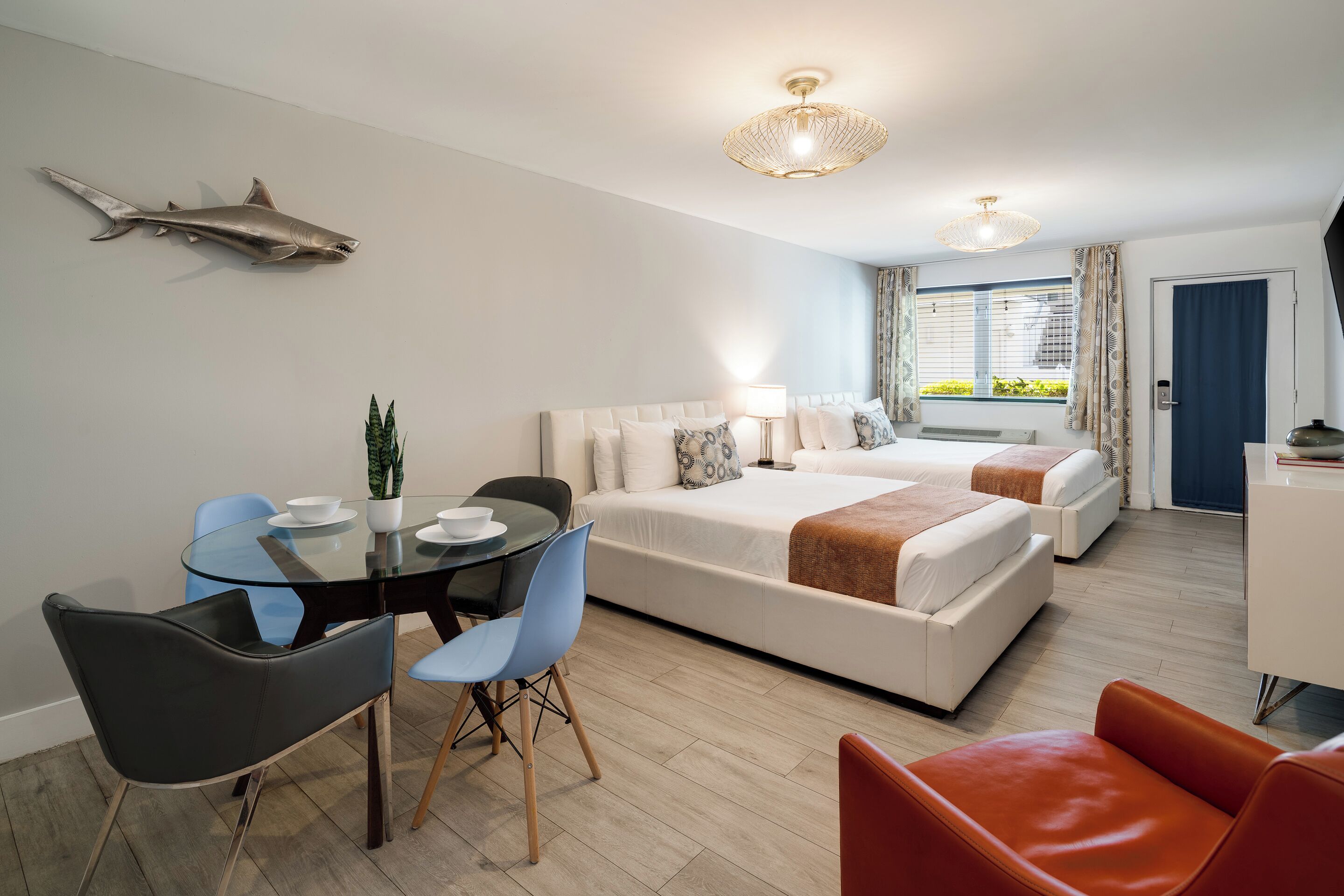 Estudio Deluxe, 2 camas Queen size | Ropa de cama de alta calidad, edredón, camas con pillow-top y minibar 