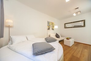 Standard Studio, Bathtub, Courtyard Area | Living area | Flat-screen TV - Vienna Apartment Center - Zentrum II (Vienna)