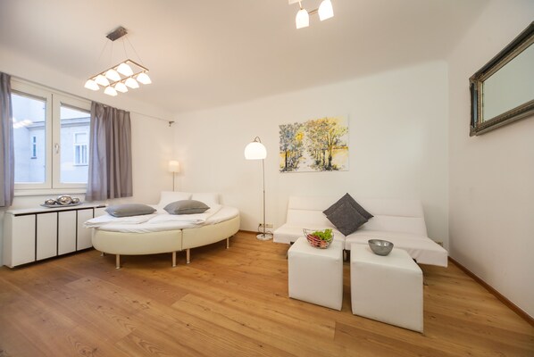 Standard Studio, Bathtub, Courtyard Area | Living room | Flat-screen TV - Vienna Apartment Center - Zentrum II (Vienna)
