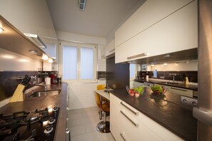 Standard Studio, Bathtub, Courtyard Area | Private kitchen | Full-size fridge, microwave, oven, stovetop - Vienna Apartment Center - Zentrum II (Vienna)