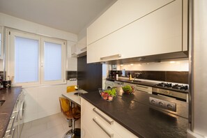 Standard Studio, Bathtub, Courtyard Area | Private kitchen | Full-size fridge, microwave, oven, stovetop - Vienna Apartment Center - Zentrum II (Vienna)