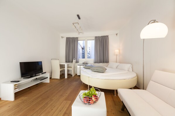 Standard Studio, Bathtub, Courtyard Area | Living room | Flat-screen TV - Vienna Apartment Center - Zentrum II (Vienna)