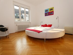 Familienapartment, 2 Schlafzimmer, Küche | 2 Schlafzimmer, Schreibtisch, Bügeleisen/Bügelbrett, Babybetten