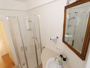 Appartement Familial, 2 chambres, cuisine | Douche de la salle de bain