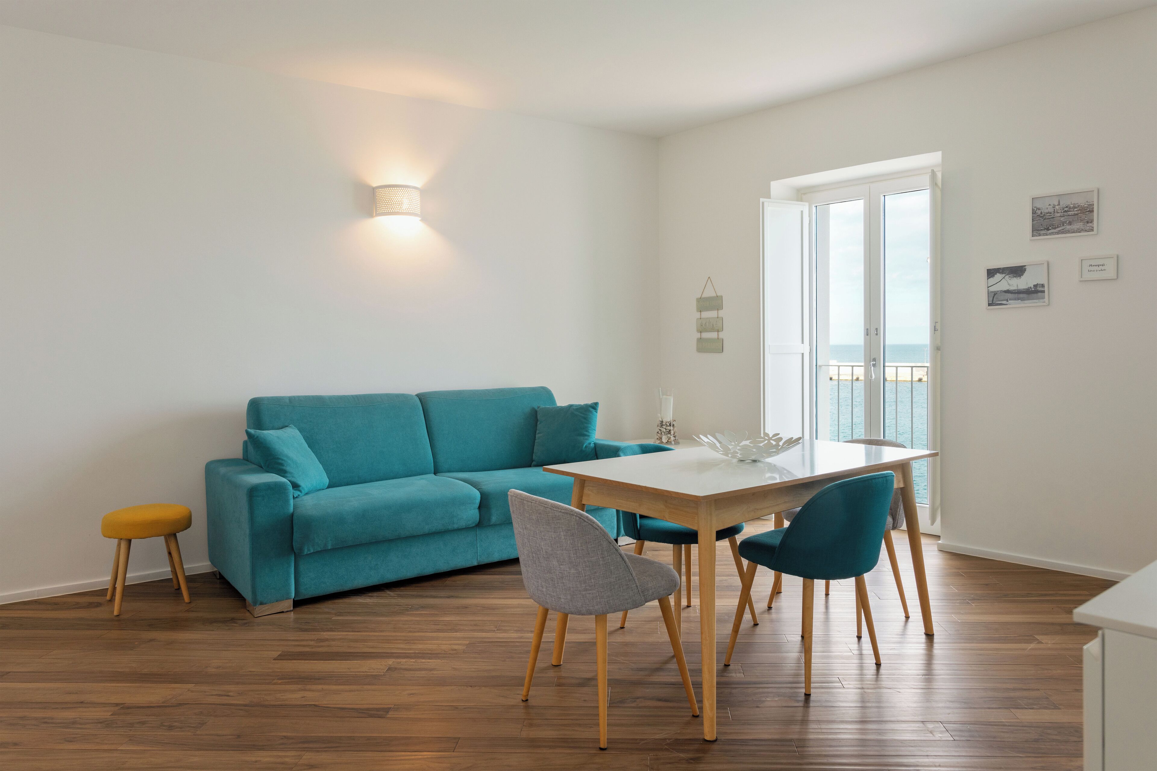 Apartamento panorámico, cocina, vistas al mar | Zona de estar | Una televisión de pantalla plana