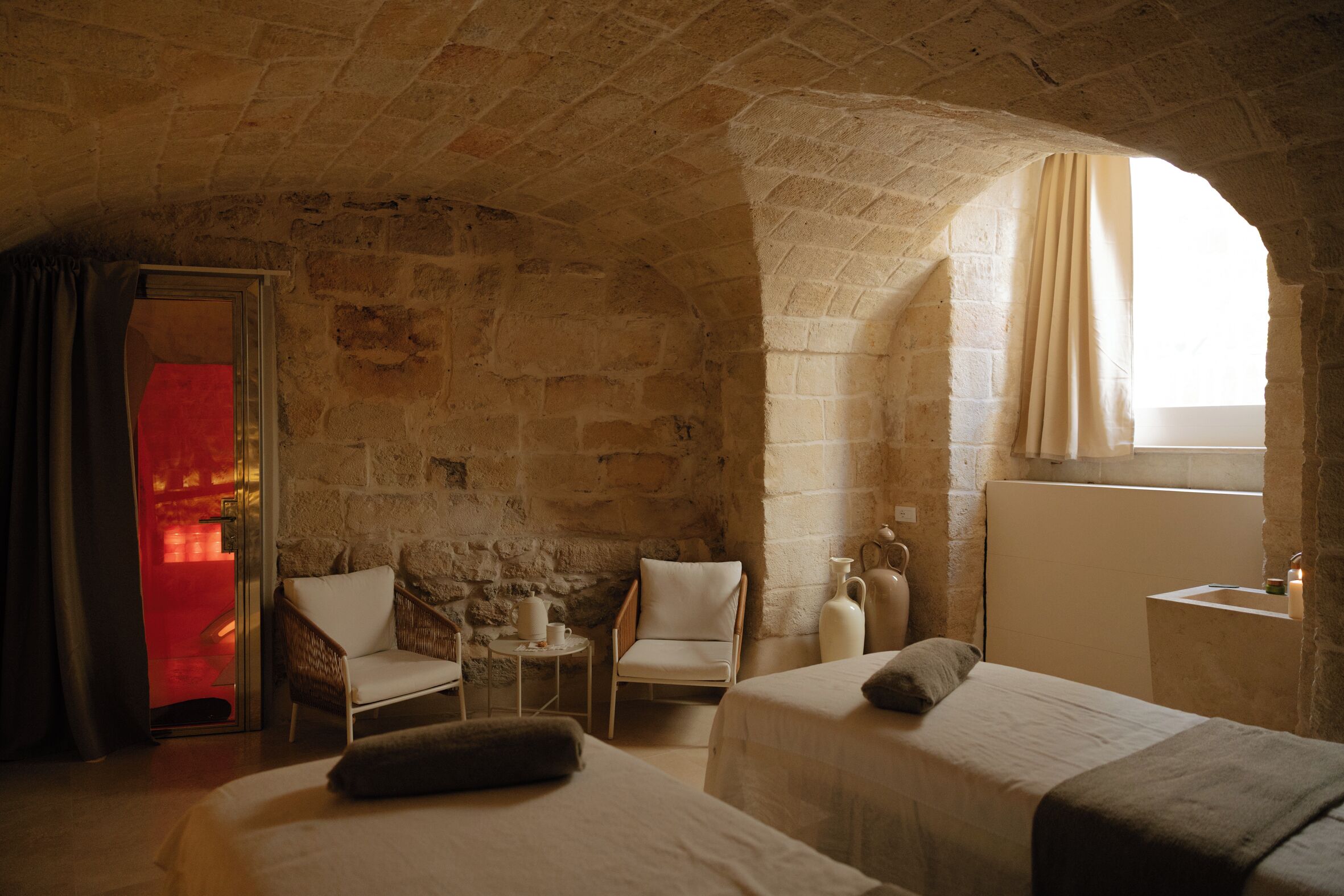 Salas de tratamientos para parejas, bañera de hidromasaje, masajes 