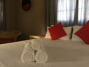 Standard Apartment | Desk - Ditlhapi Guest House (Shakawe)