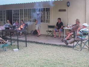 BBQ/picnic Area - Ditlhapi Guest House (Shakawe)