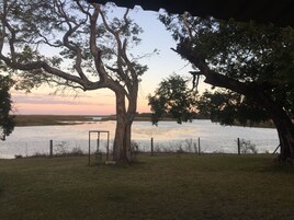 Fachada de la propiedad por la tarde o noche