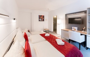 Triple Room | Hypo-allergenic bedding, in-room safe, individually decorated, desk - Hotel Stadtfeld (Magdeburg)