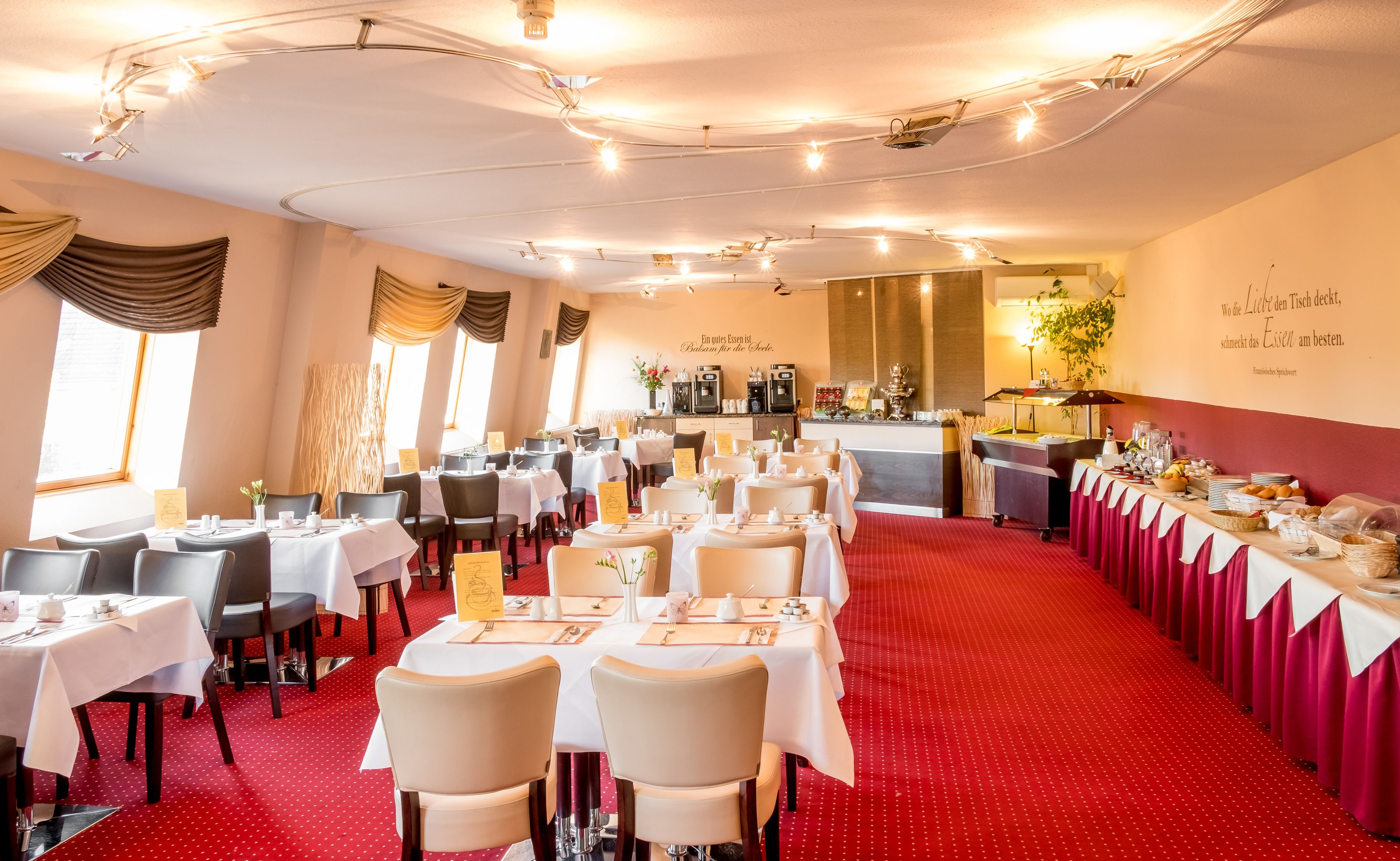 Tägliches Frühstücksbuffet (14.50 EUR pro Person)