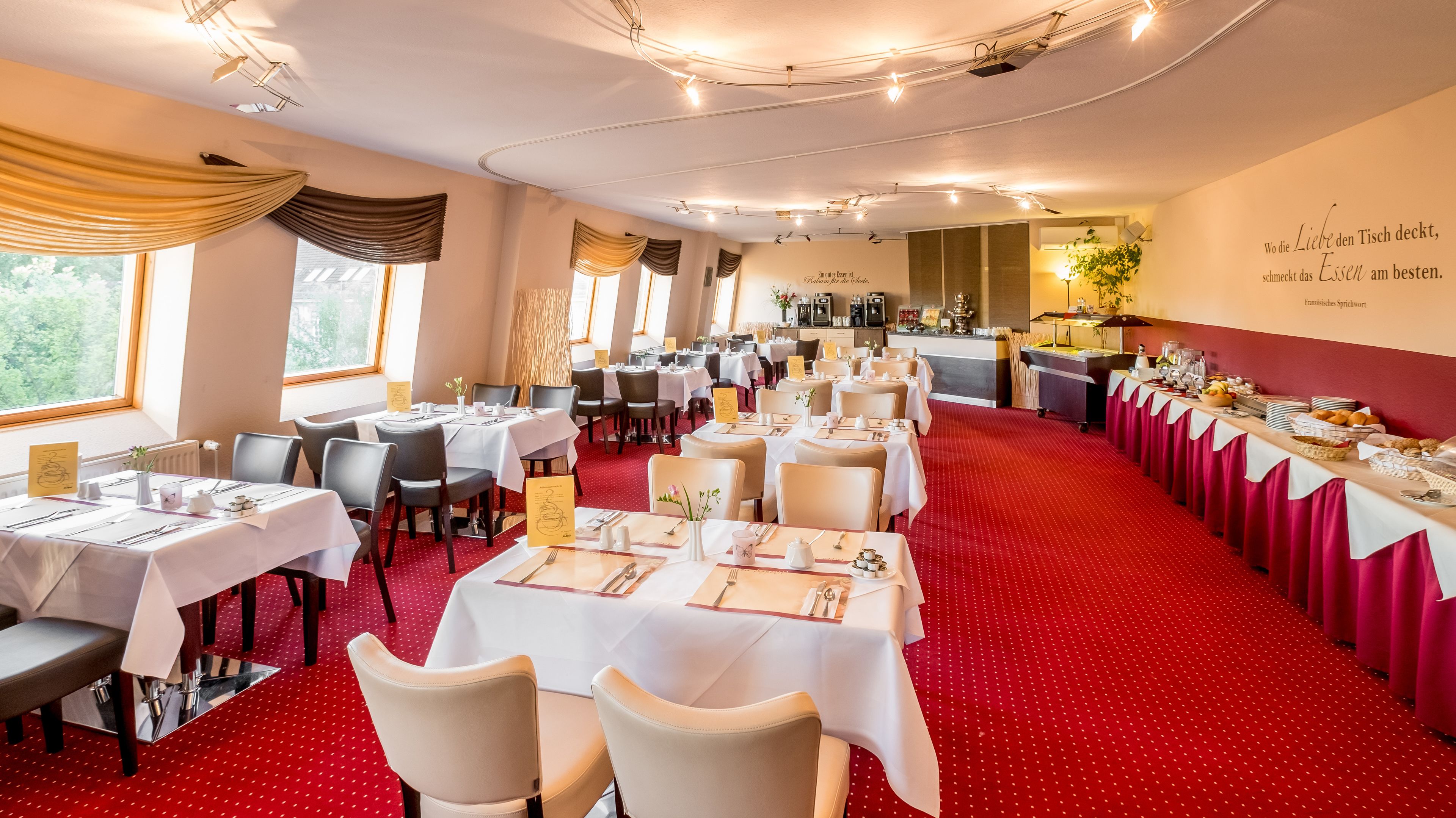 بوفيه فطور يوميًا بتكلفة قدرها (14.50 EUR للشخص)