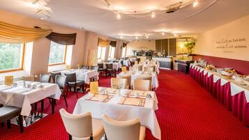 Desayuno buffet diario (EUR 14.50 por persona)