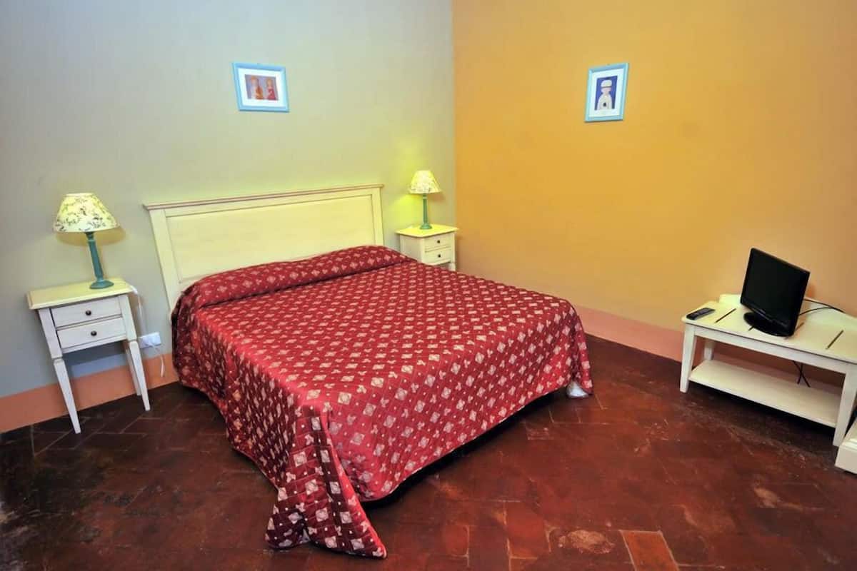 Caja de seguridad en la habitación, escritorio y camas extra