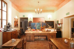 Free daily continental breakfast  - Locanda della Musica (Florence)