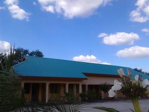 Fachada de la propiedad por la tarde o noche