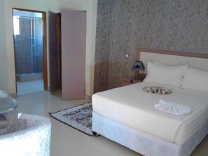 Standard Apartment | Desk, iron/ironing board, free WiFi