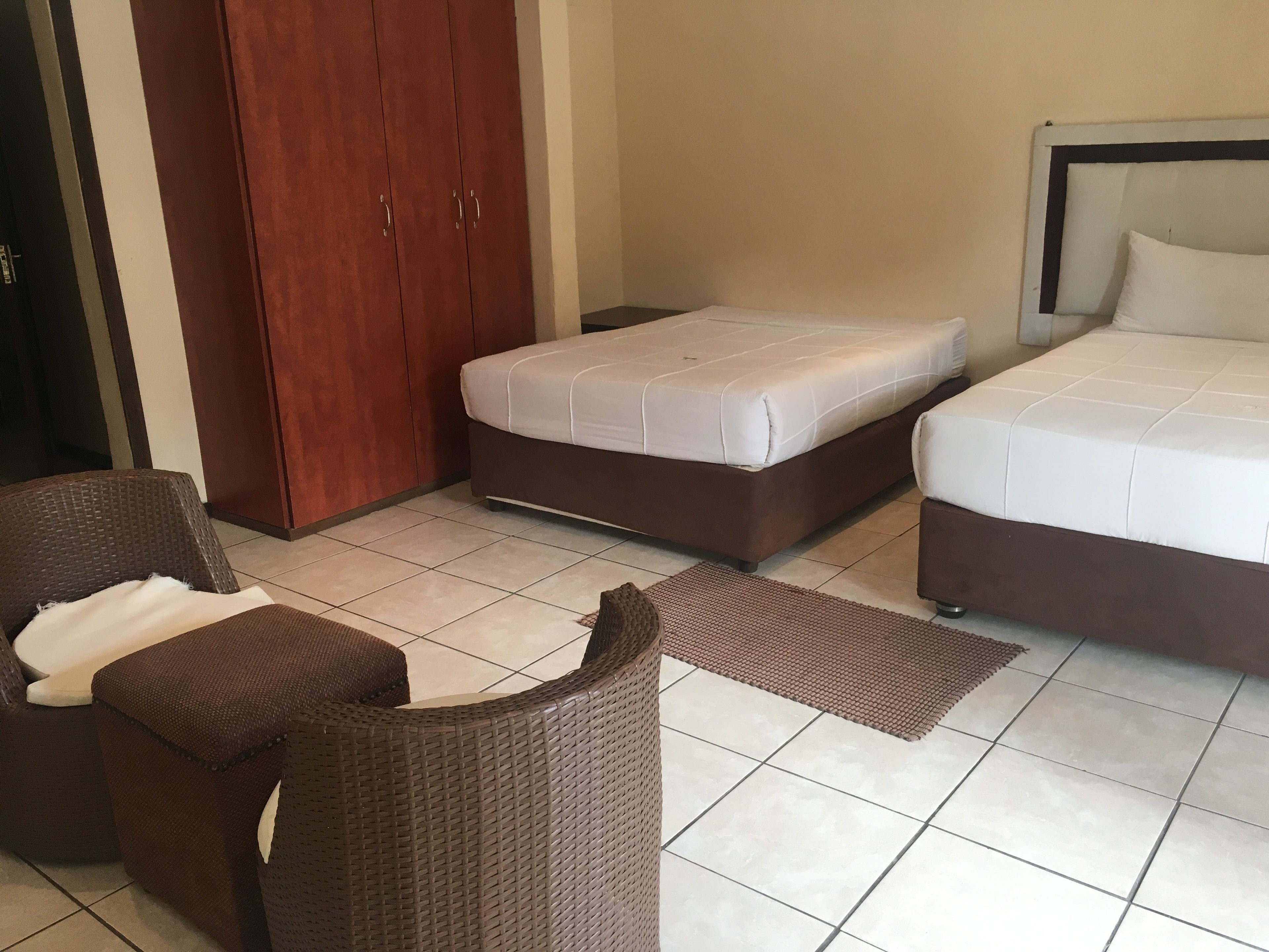 Family Room | Desk, free WiFi