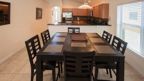 In-room dining - Mathew's Veranda Palms Villa 5 Bedroom IPG Florida (Kissimmee)