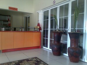 供應早餐、午餐、晚餐；多國菜