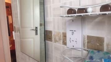 Standard Double Room | Bathroom | Shower, free toiletries, towels