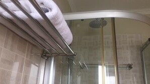 Phòng đôi Tiêu chuẩn | Phòng tắm | Buồng tắm vòi sen, đồ dùng nhà tắm miễn phí, khăn tắm 