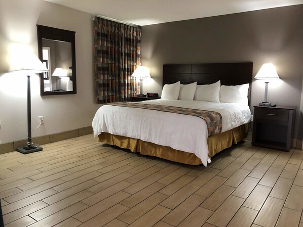 Deluxe suite, 1 kingsize bed met slaapbank | Luxe beddengoed, een bureau, gratis wifi, beddengoed