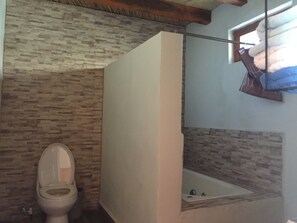 Habitación estándar, 1 cama de matrimonio grande | Baño | Ducha y secador de pelo