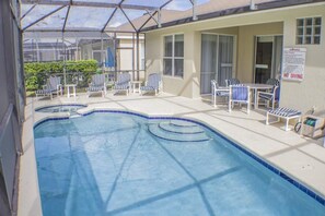 สระว่ายน้ำกลางแจ้ง