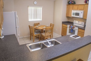 Microwave, coffee/tea maker - Jennifer s Silver Creek Villa 5 Bedroom IPG Florida (Clermont)