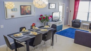 In-room dining - Darrin's Windsor Palms Condo 3 Bedroom IPG Florida (Kissimmee)