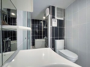 Suite ejecutiva | Baño | Regadera, amenidades de baño gratuitas, secadora de cabello, pantuflas 