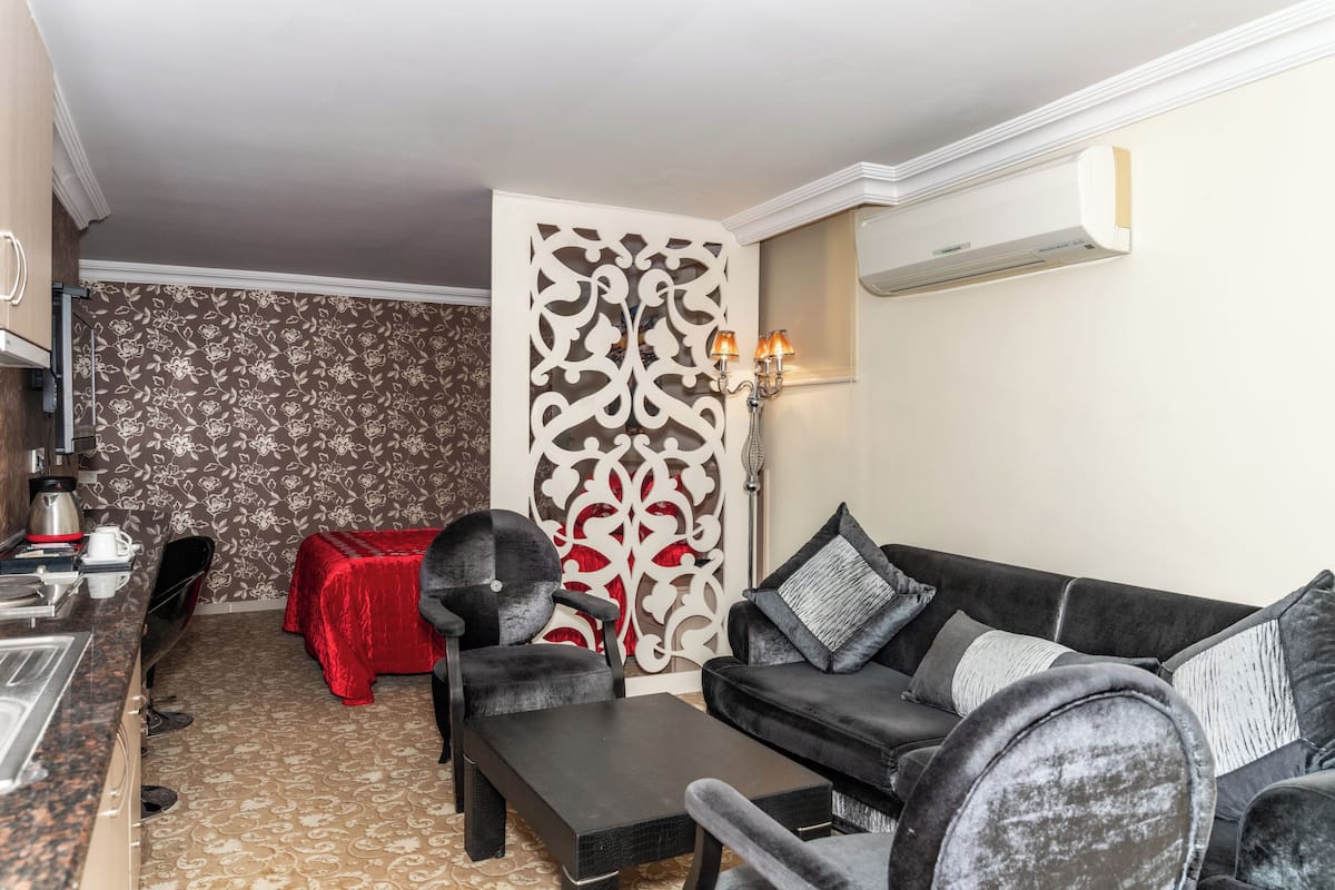 Executive Suite | Minibar, desk, soundproofing, free WiFi