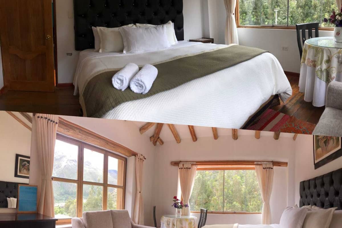 Ein Hotelzimmer mit einem großen Bett, einer Couch und einer Essecke mit einem Tisch.