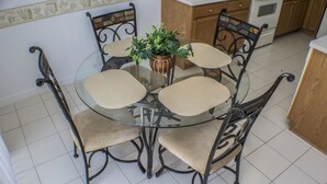 In-room dining - Kim's Legacy Park Villa 4 Bedroom IPG Florida (Davenport)