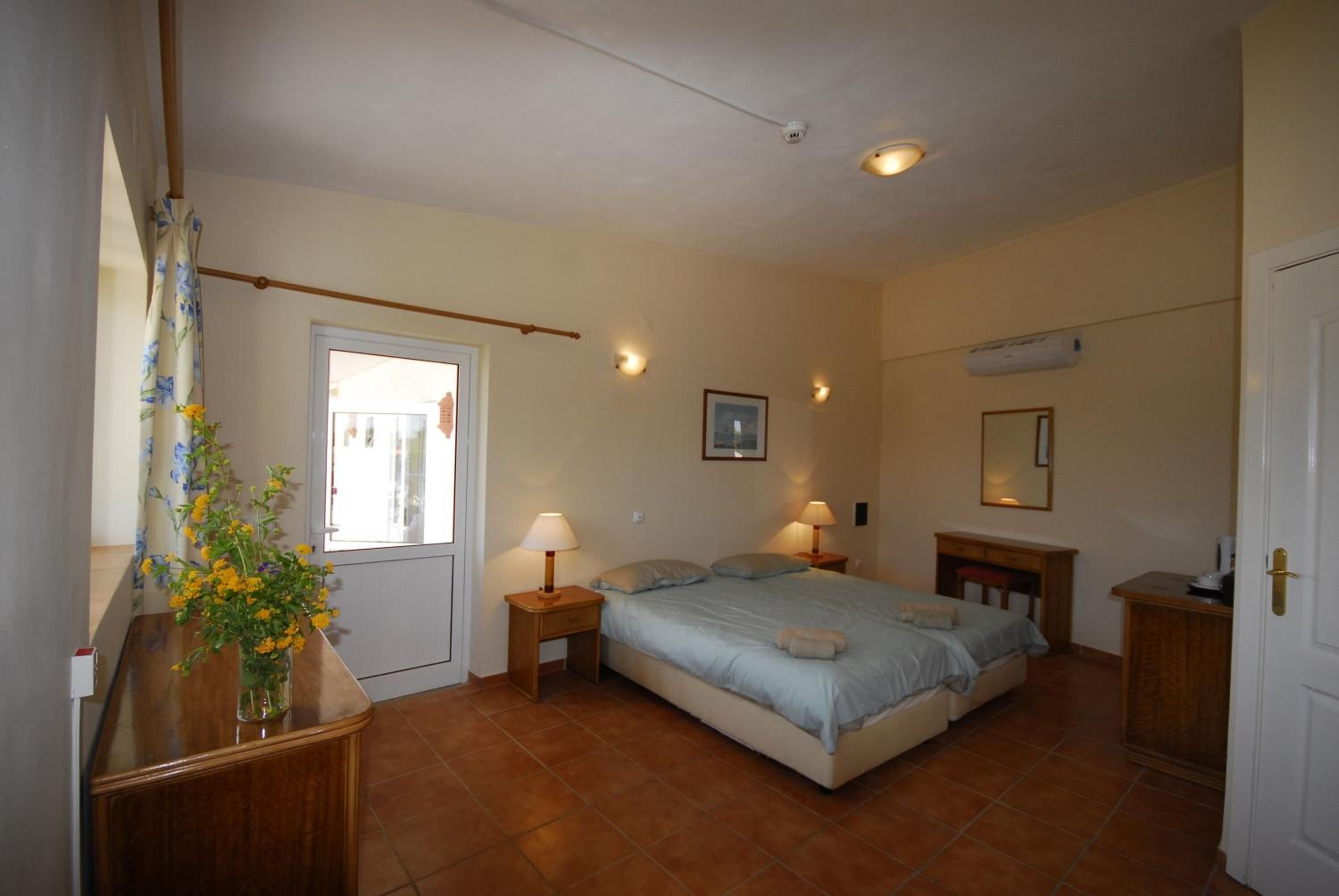 in-room safe, desk, free wifi, bed sheets