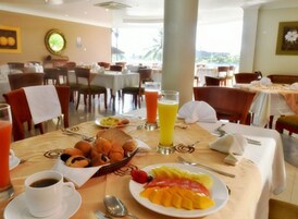 Café da manhã com buffet grátis todos os dias