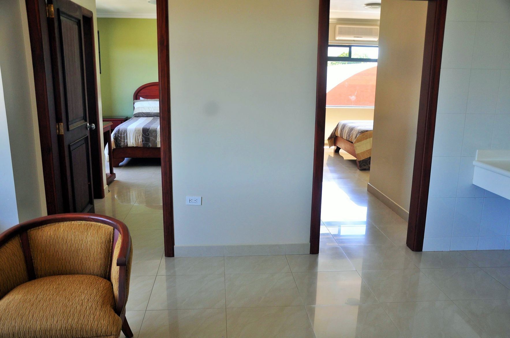 Minibar, caja fuerte, escritorio y sistema de insonorización