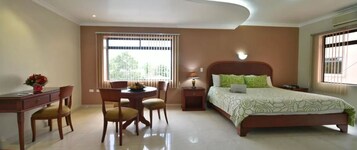 Suíte standard | Frigobar, cofres nos quartos, escrivaninha, quartos à prova de som