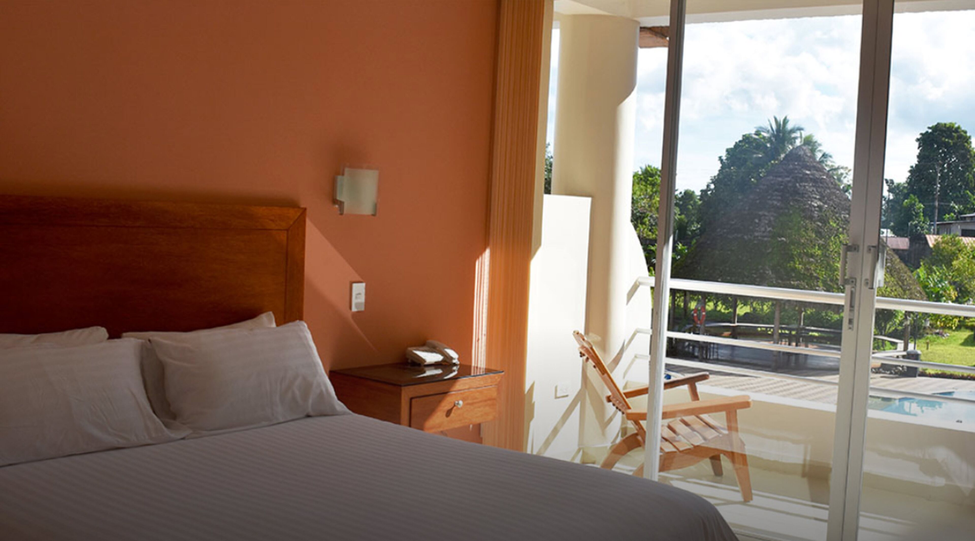 premium suite | minibar, in-room safe, desk, soundproofing