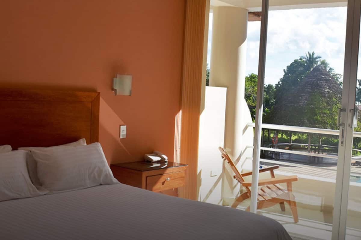 premium suite | minibar, in-room safe, desk, soundproofing