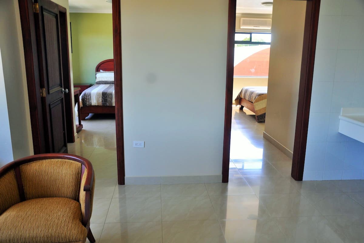 Minibar, caja de seguridad en la habitación y escritorio