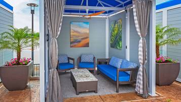 Een seizoensgebonden buitenzwembad en zwembadcabana's (toeslag)