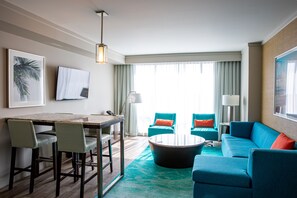 Signature-Suite, 1 King-Bett | Wohnbereich | Flachbildfernseher, Pay-TV